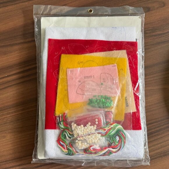 Bucilla Holly Jolly Santa Felt Wreath Kit 18" Round Holiday Craft Kit Sealed - Picture 2 of 5